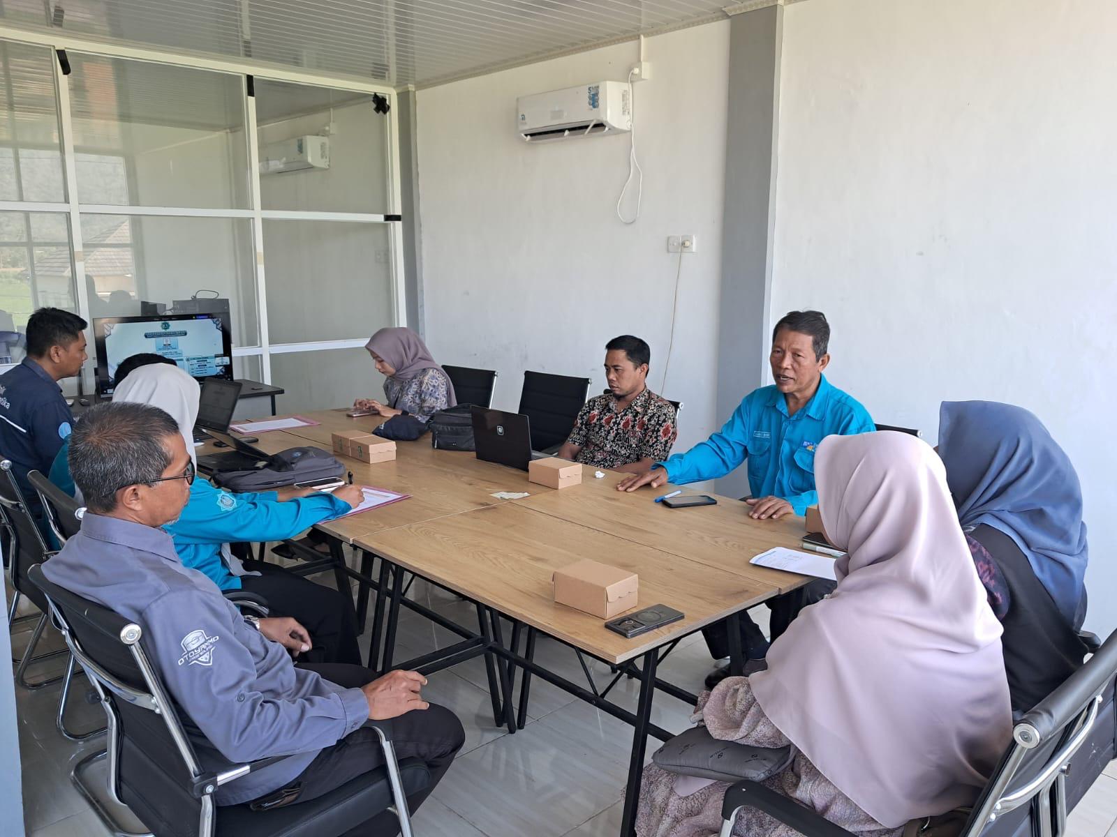 Didampingi Diskominfo KSB, SMKN 1 Taliwang Finalisasi SAQ Keterbukaan Informasi Publik